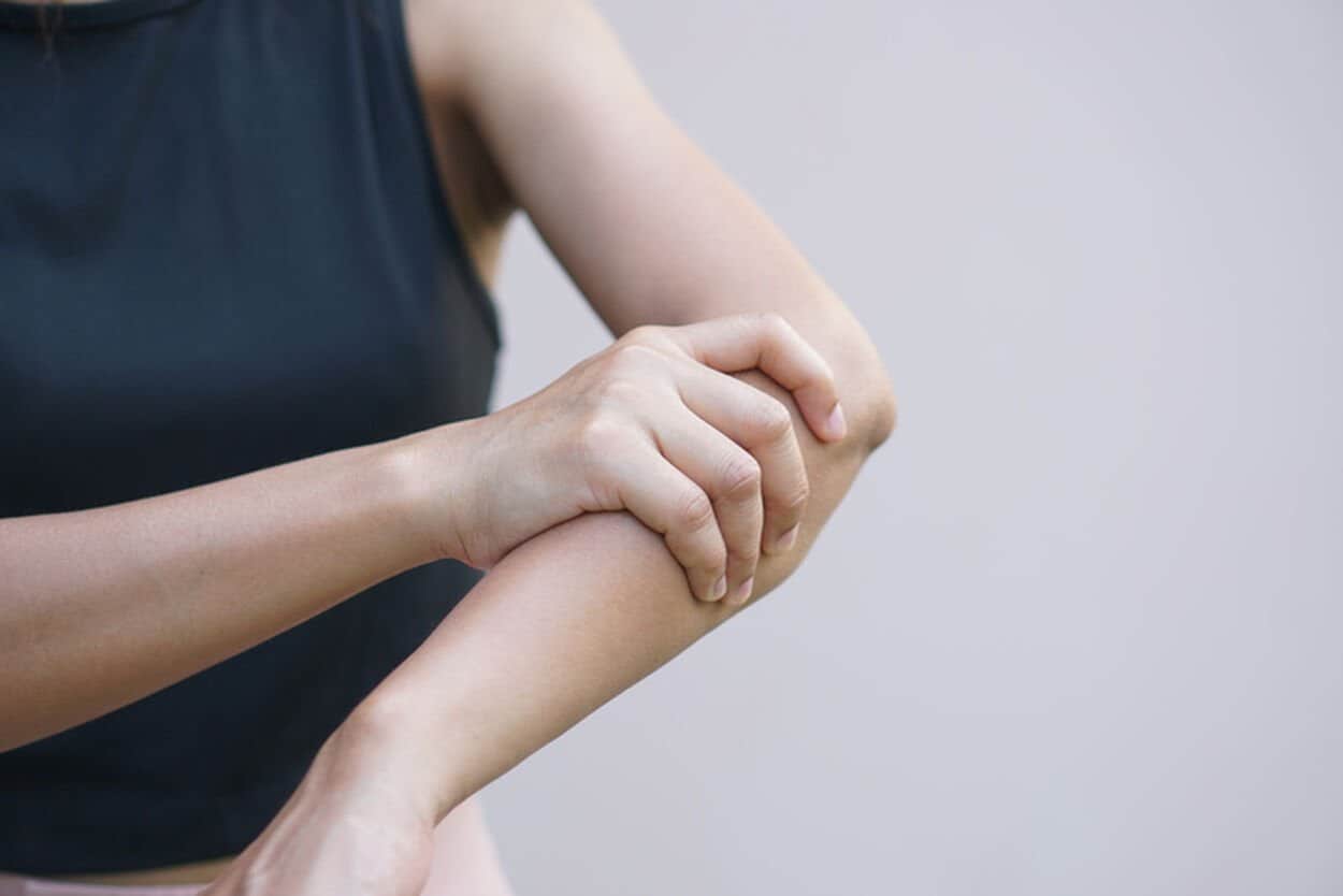 vrouw houdt eigen arm beet