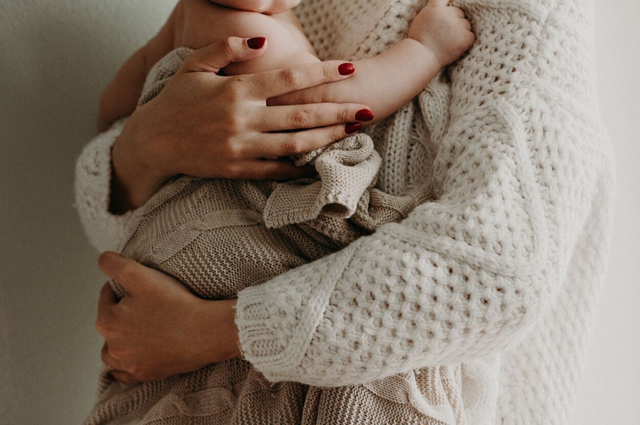 vrouw die baby vasthoudt