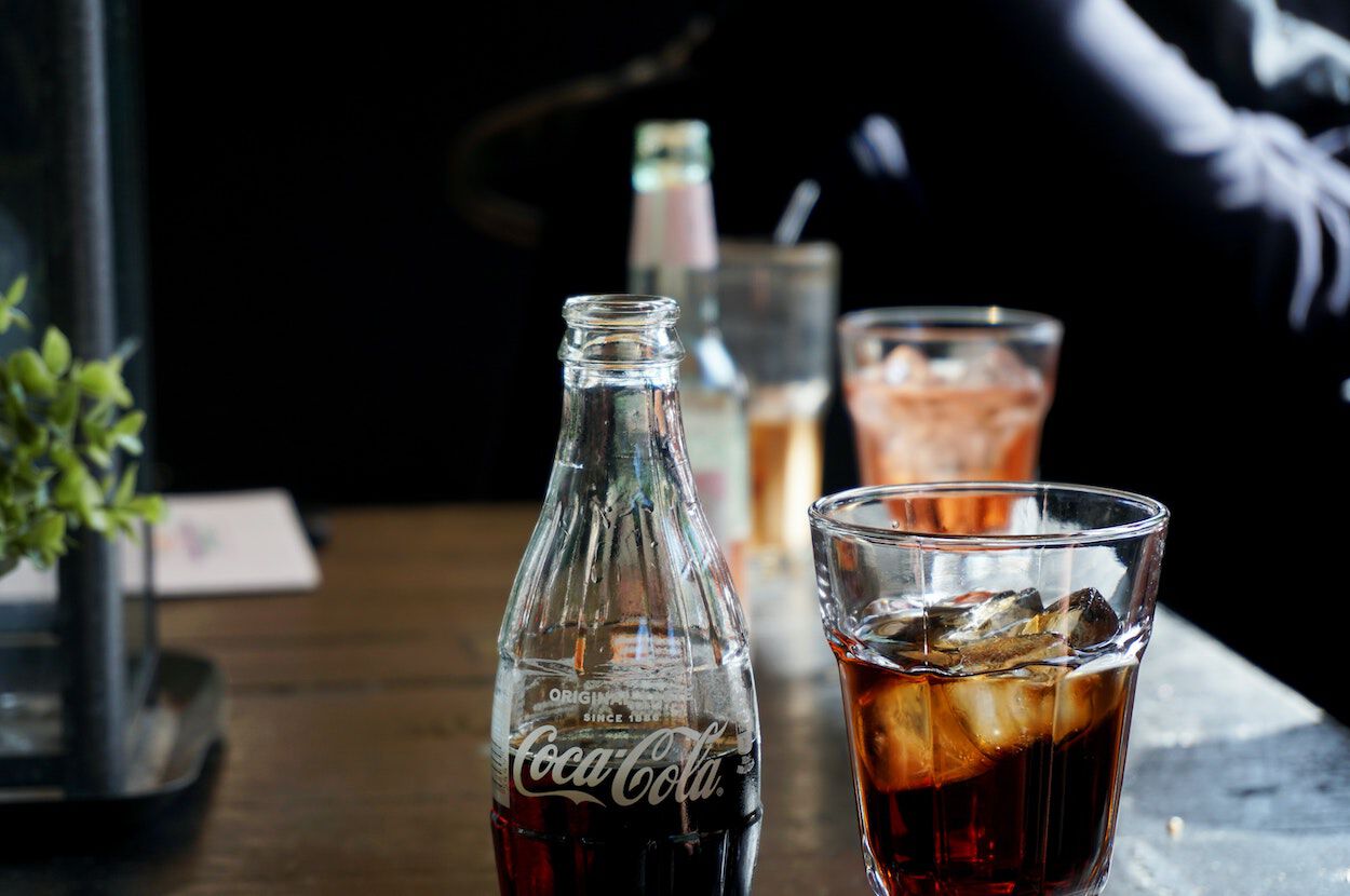 glas cola en flesje