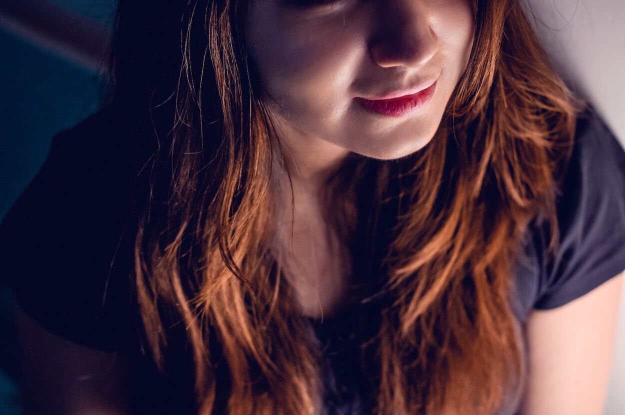 vrouw met rood haar en focus op lippen