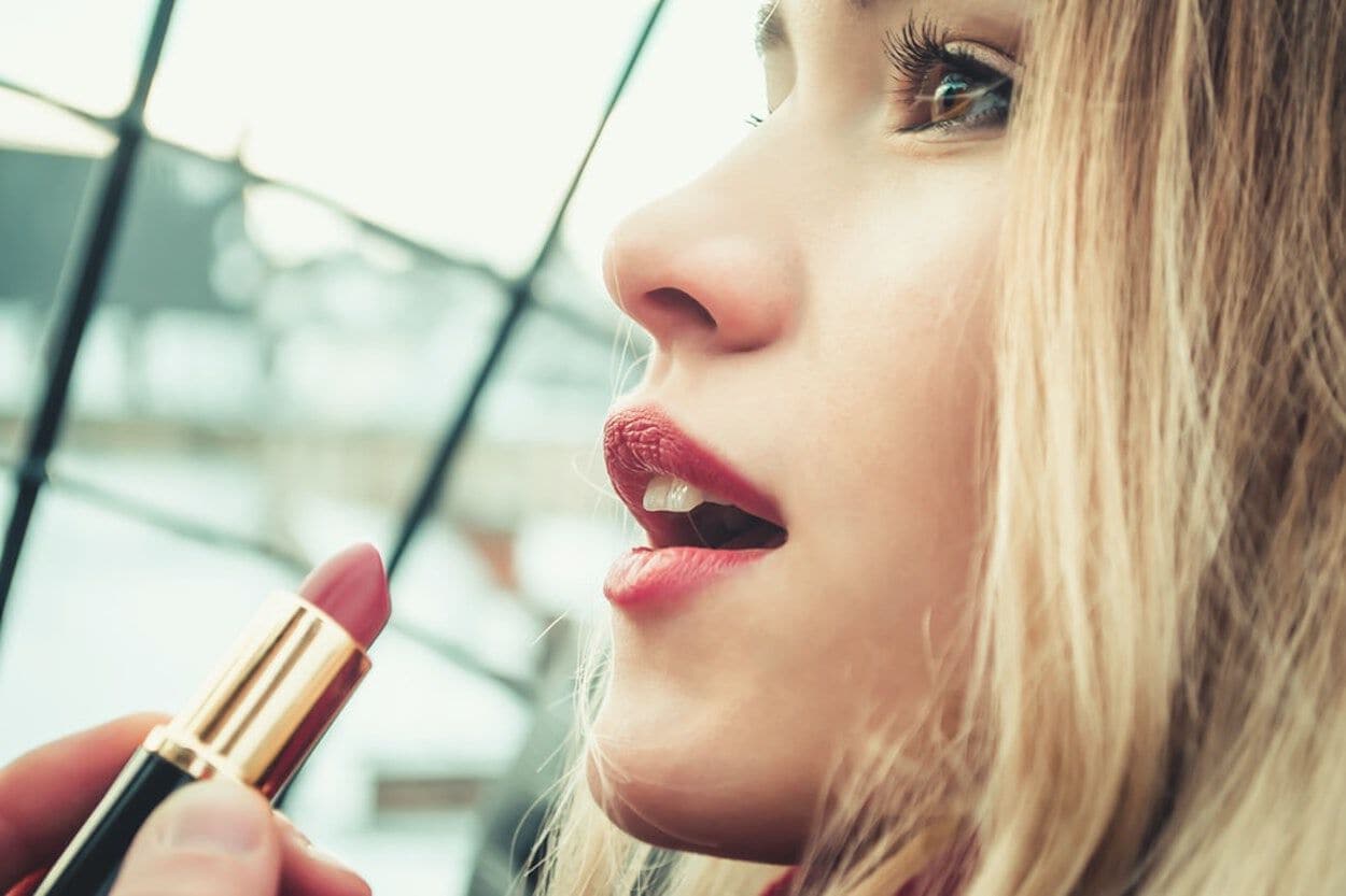 meisje doet lippenstift op