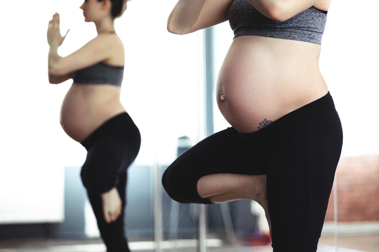 zwangere vrouw in yogapose
