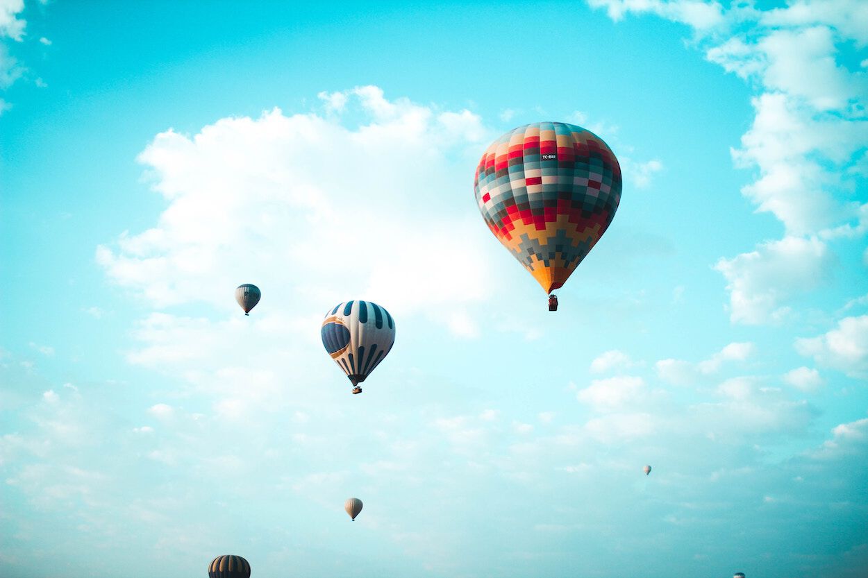 Luchtballonen in de wolken