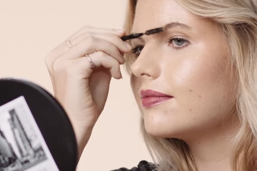 meisje die maybelline brow