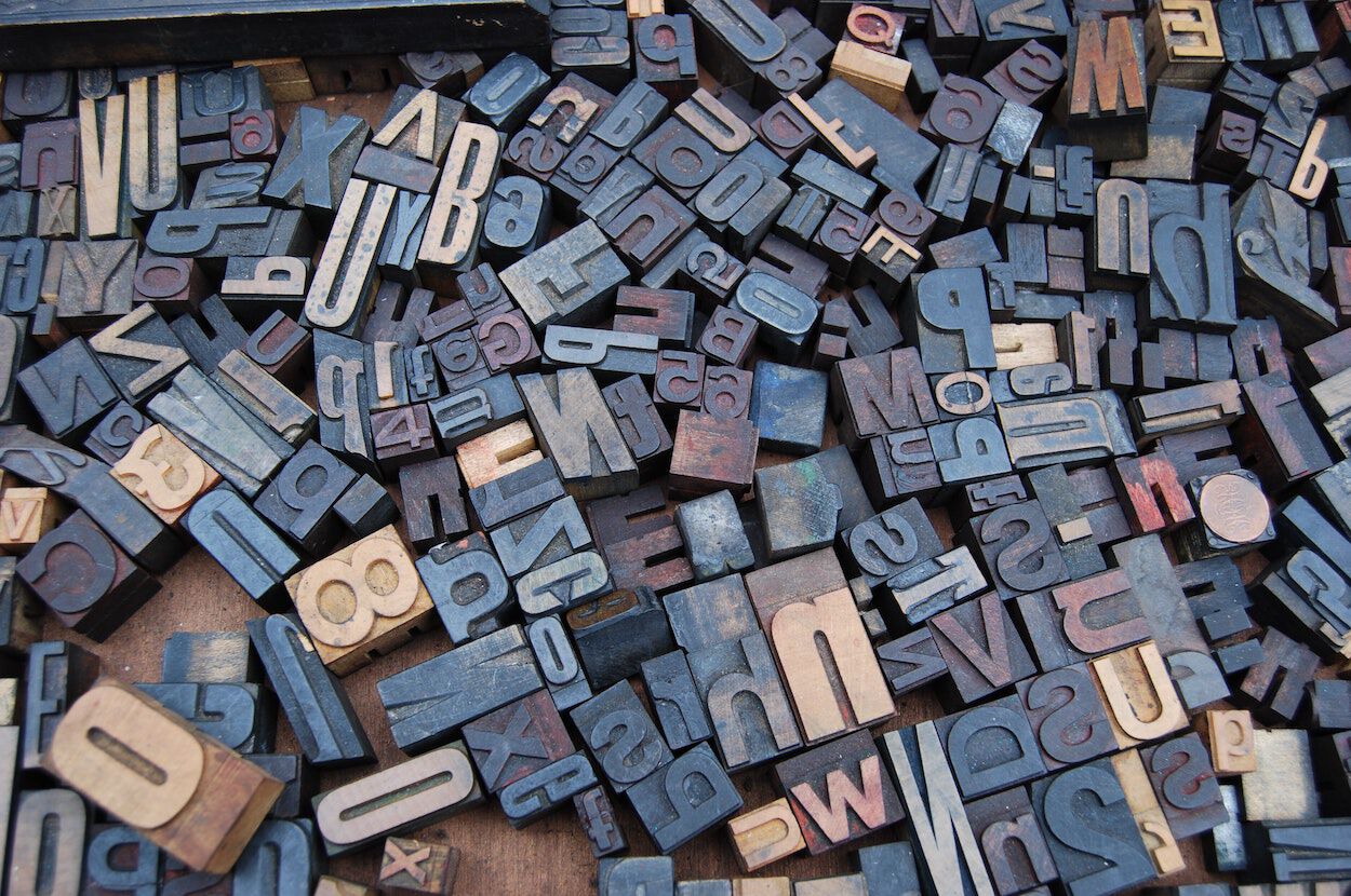verschillende houten blokjes met letters erop