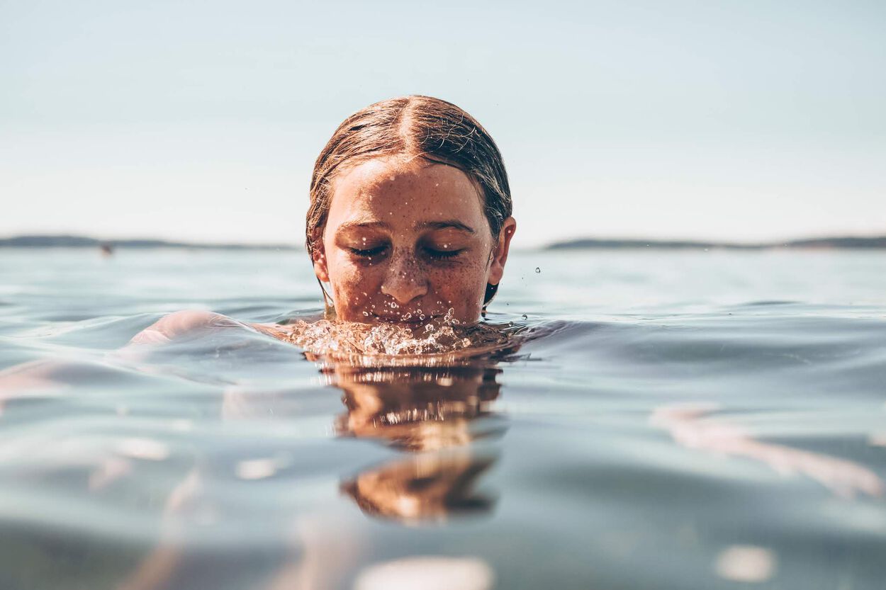 vrouw zwemt in de zee