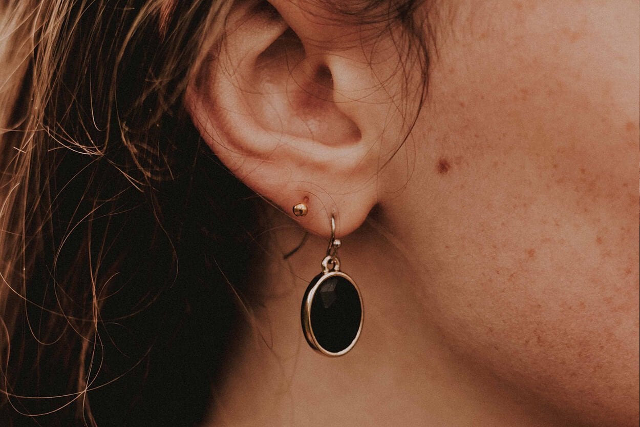 Piercing in oorlel die ontstoken is.