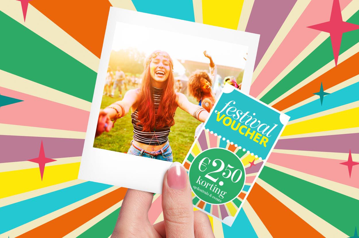 polaroidfoto van lachende vrouw op festival