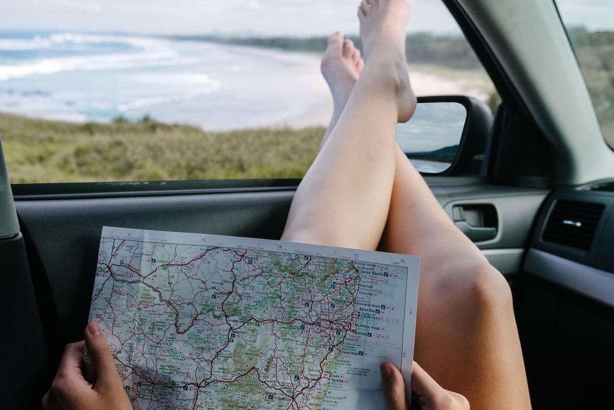 vrouw met benen uit auto