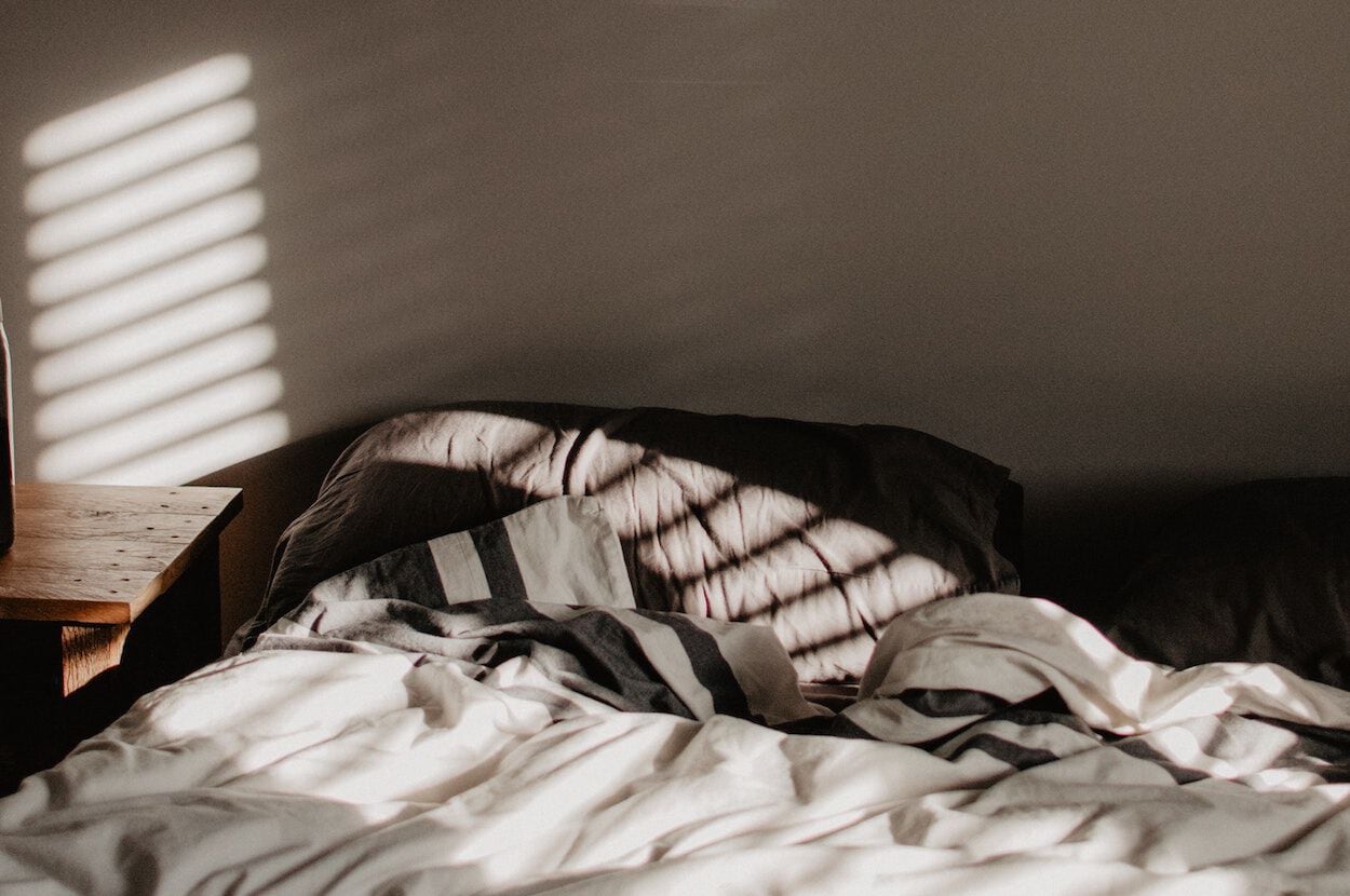 bed met lakens