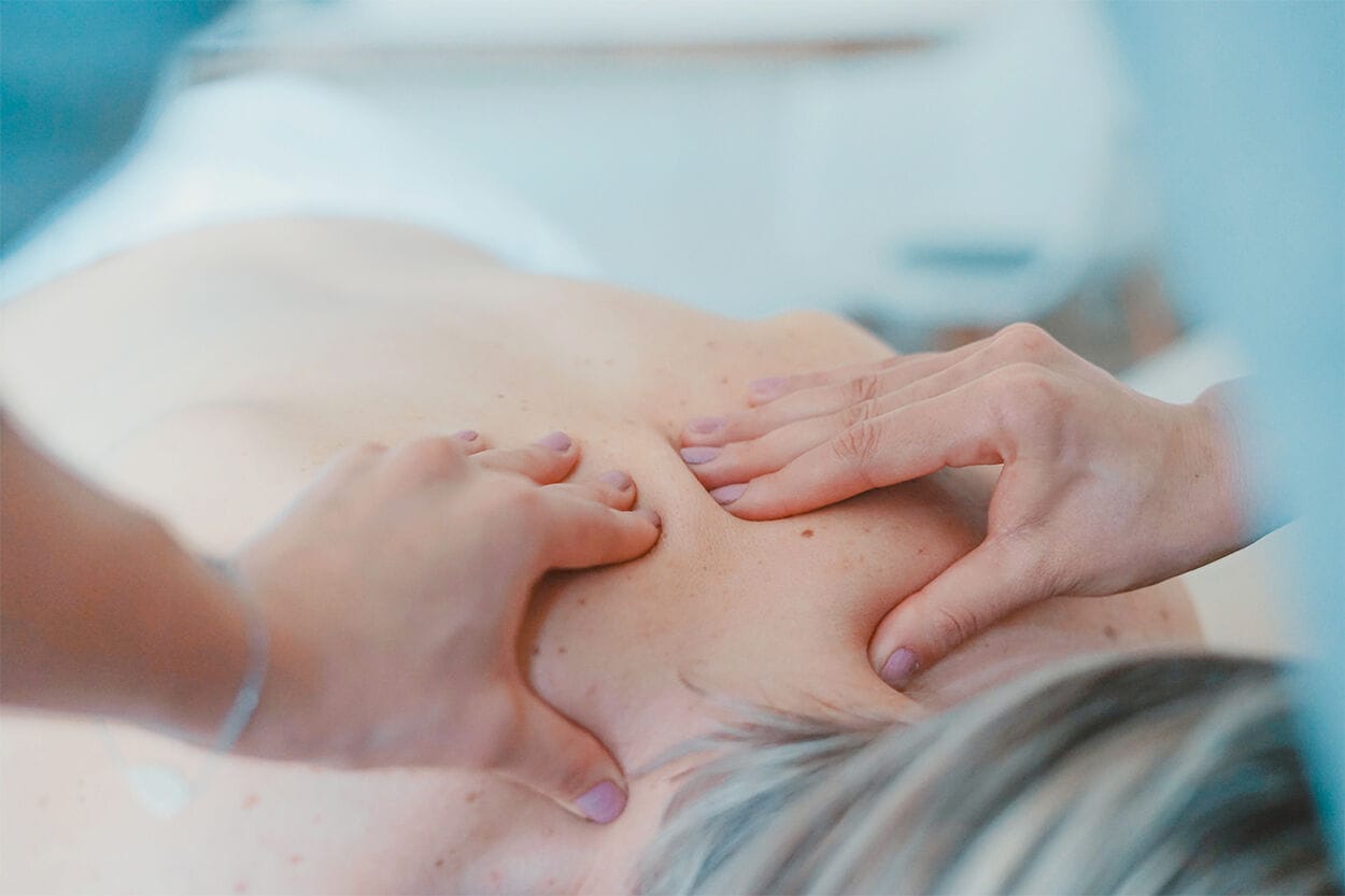 vrouw krijgt ontspannende massage