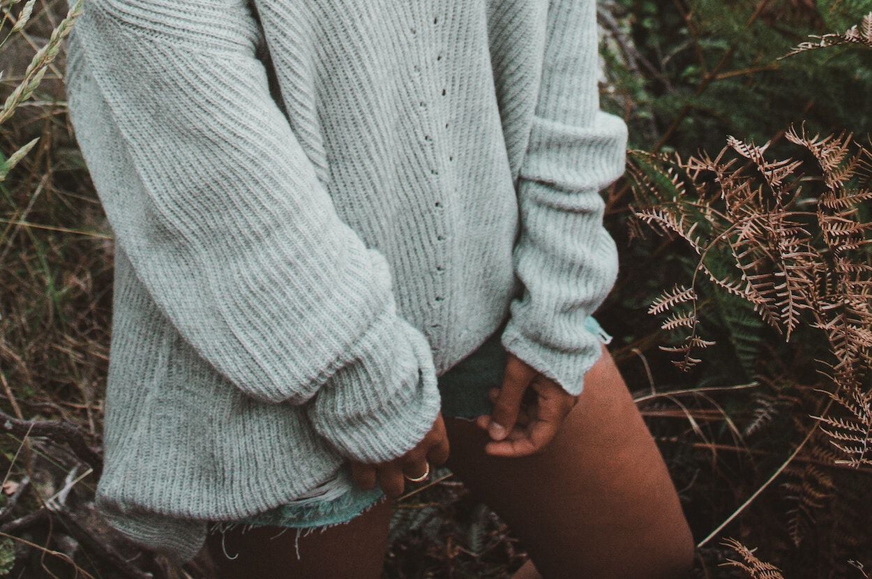 vrouw met trui, shorts en blote benen