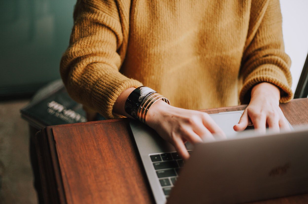 persoon die op de laptop zit en daardoor vierkante ogen krijgt