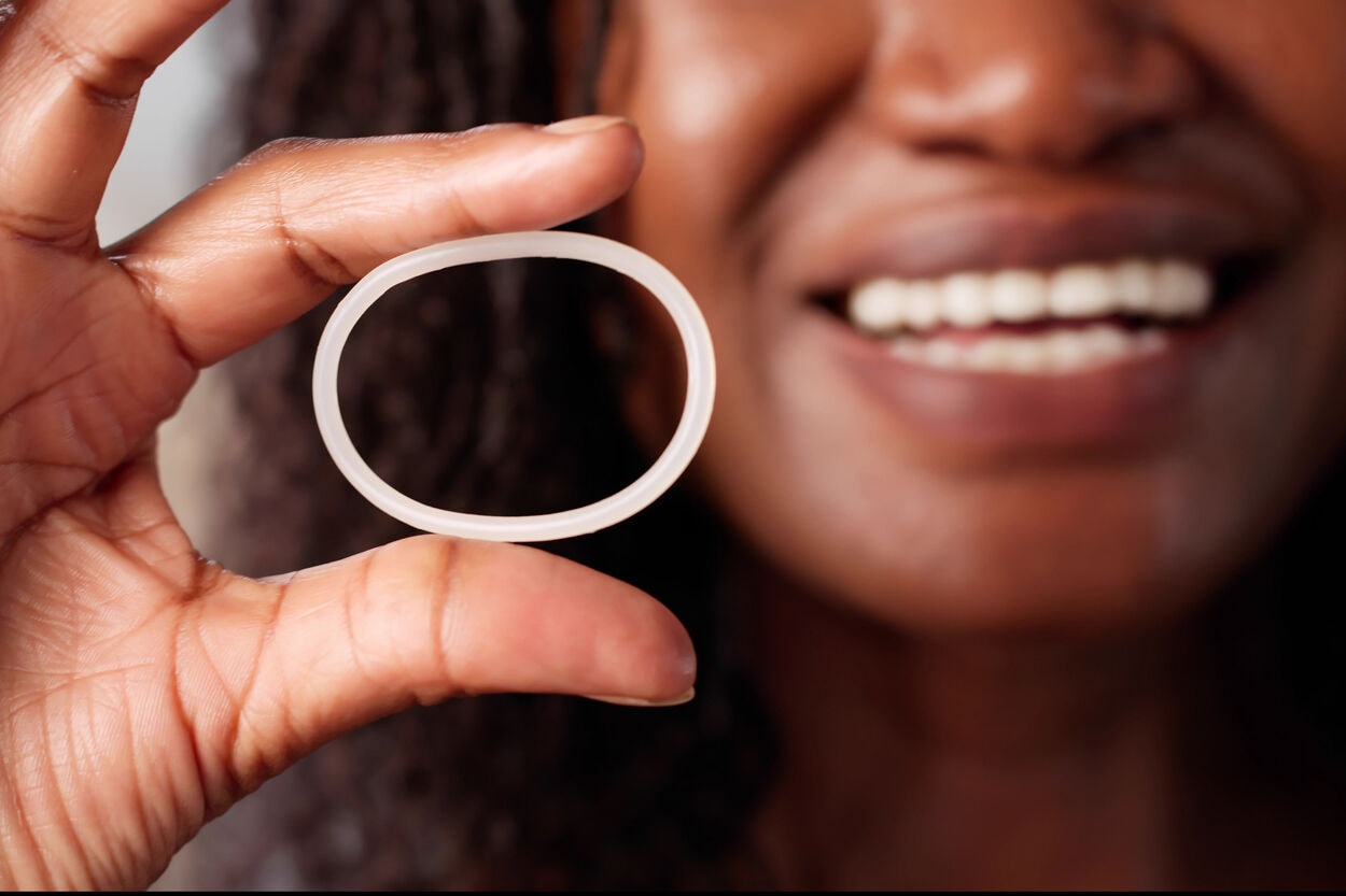 Vrouw die een hormoonring vasthoudt.