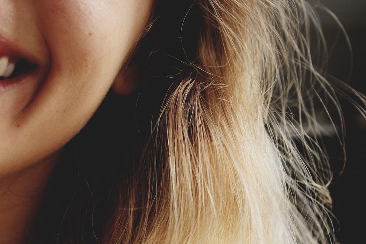 lachende vrouw met blond statisch haar