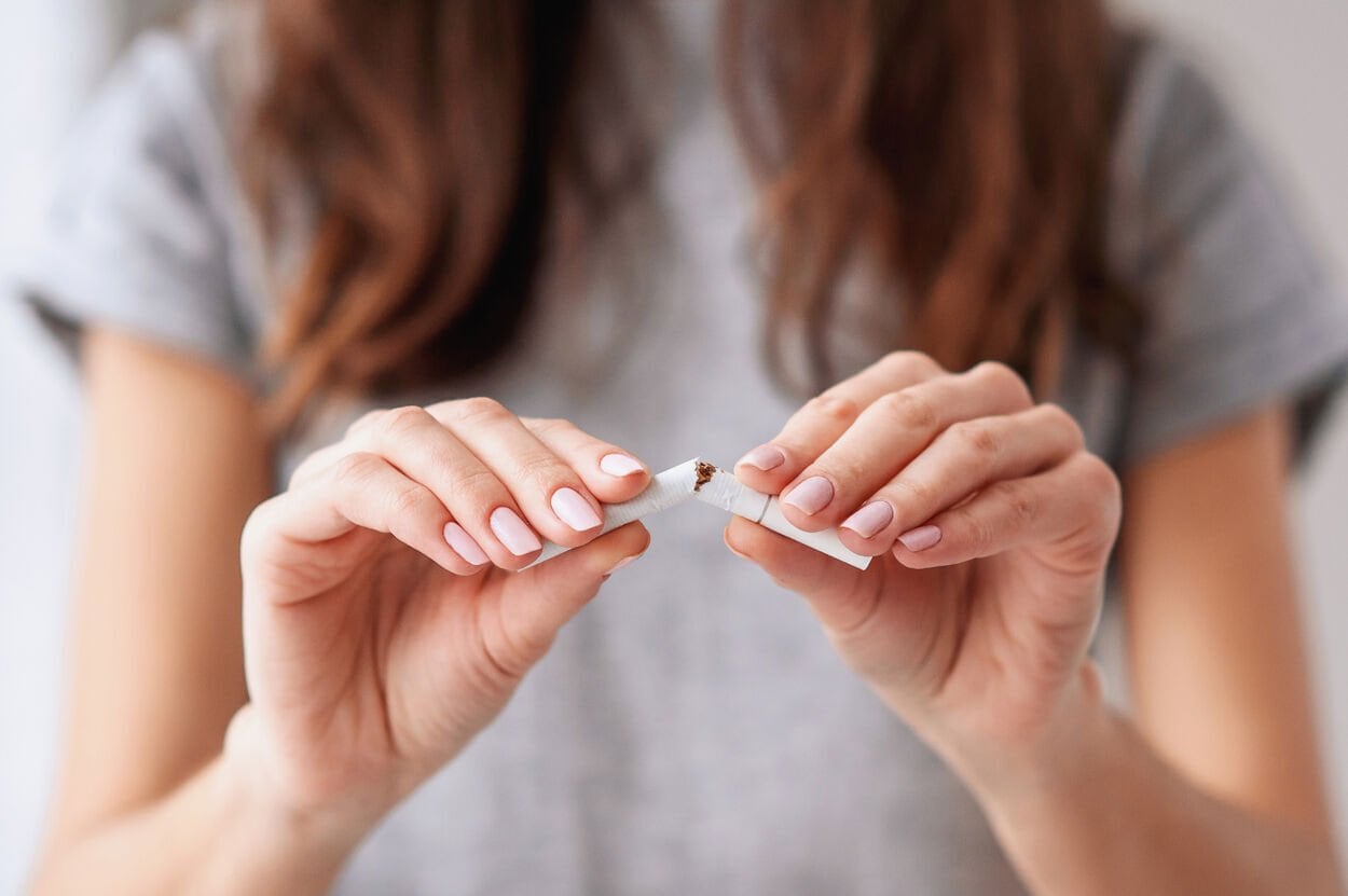 goede-voornemens-stoppen-met-roken - vrouw breekt sigaret