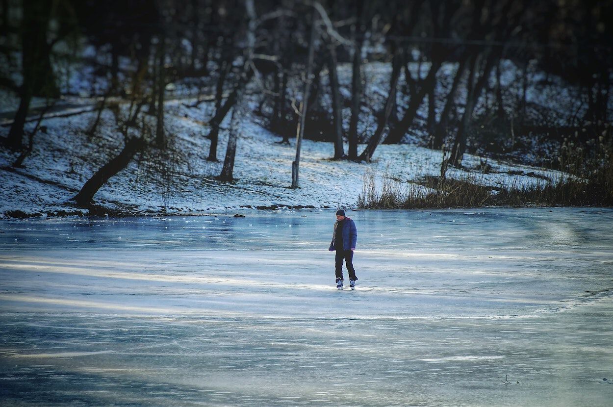 schaatser op natuurijs