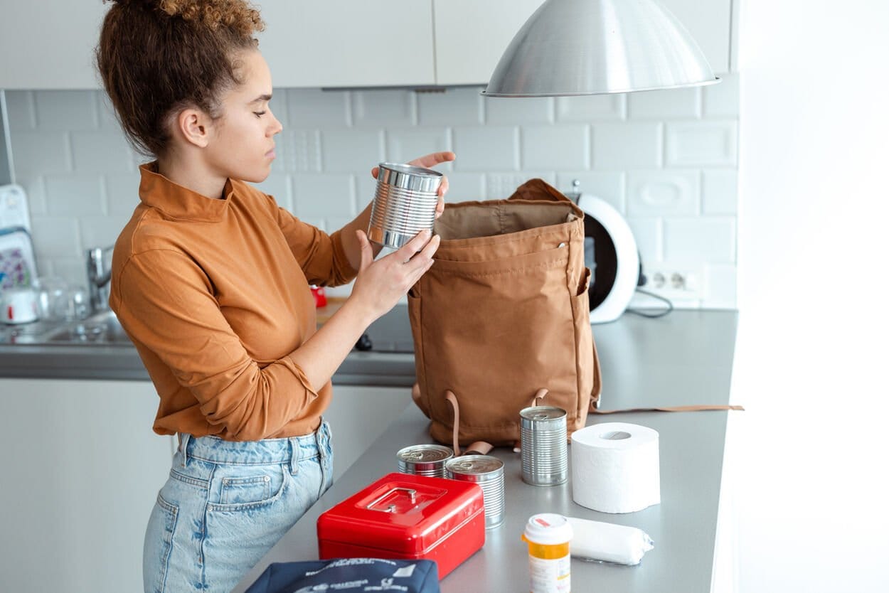 Vrouw die haar noodpakket inpakt in de keuken.