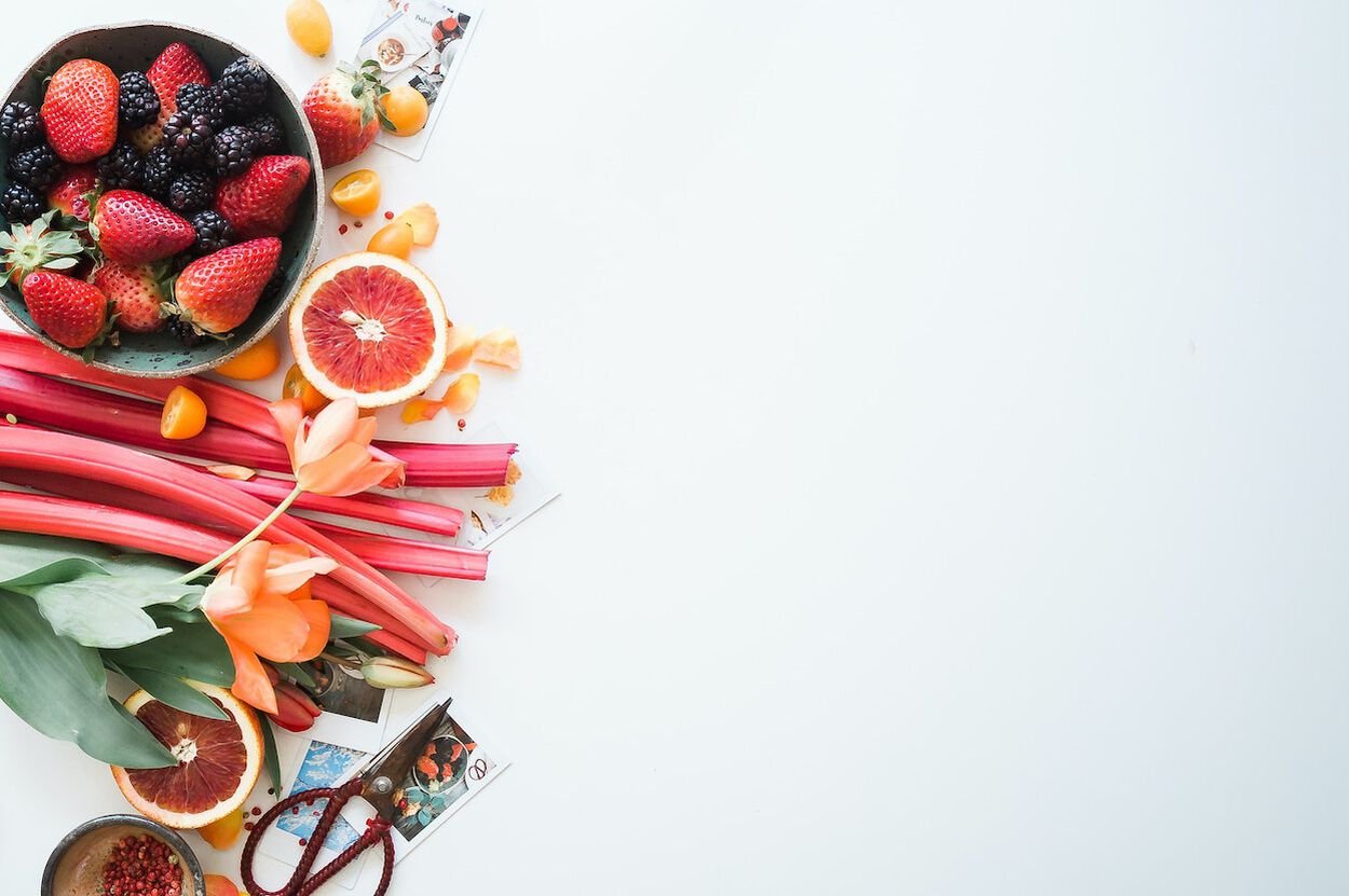 Fruit op een witte tafel