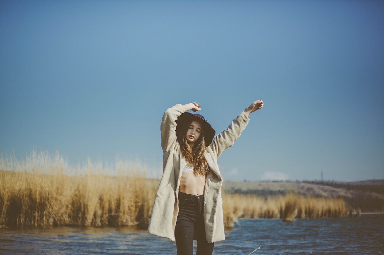 vrouw in landschap