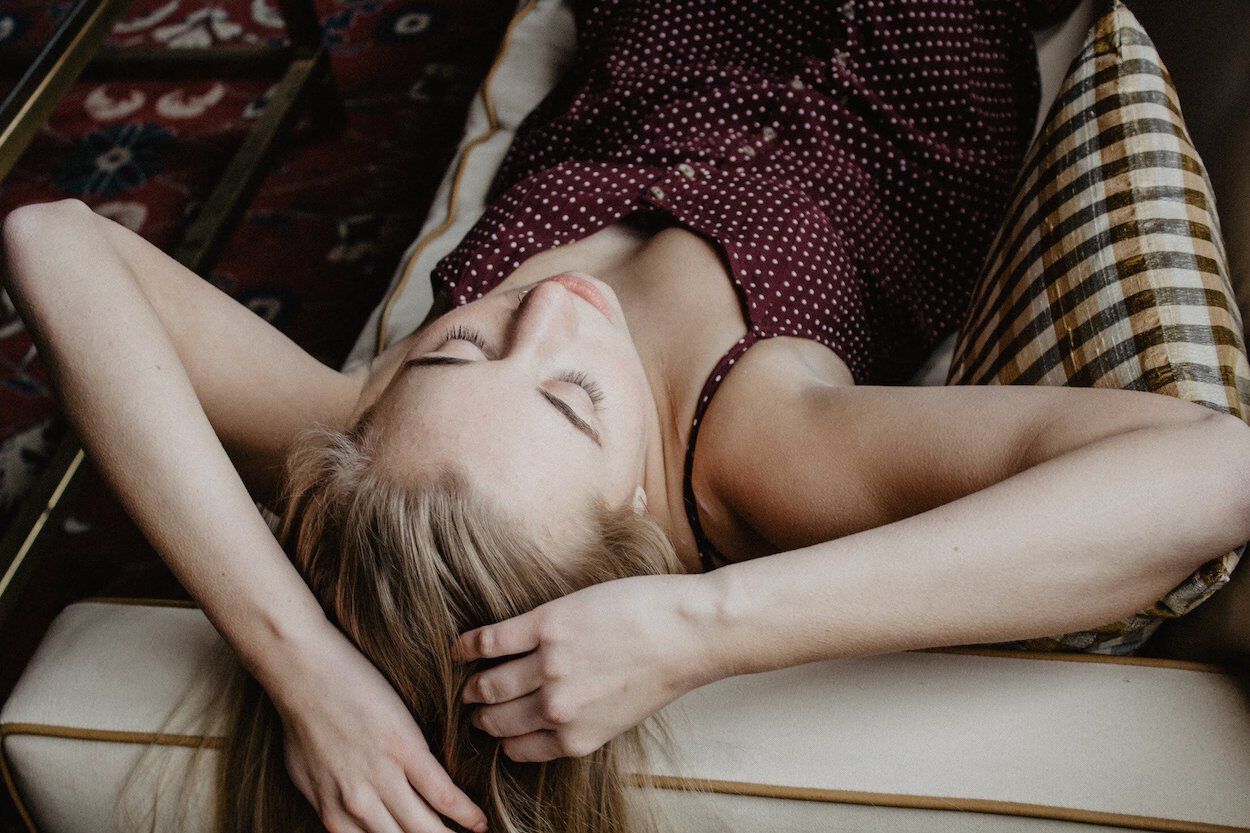 blonde vrouw ligt op bank