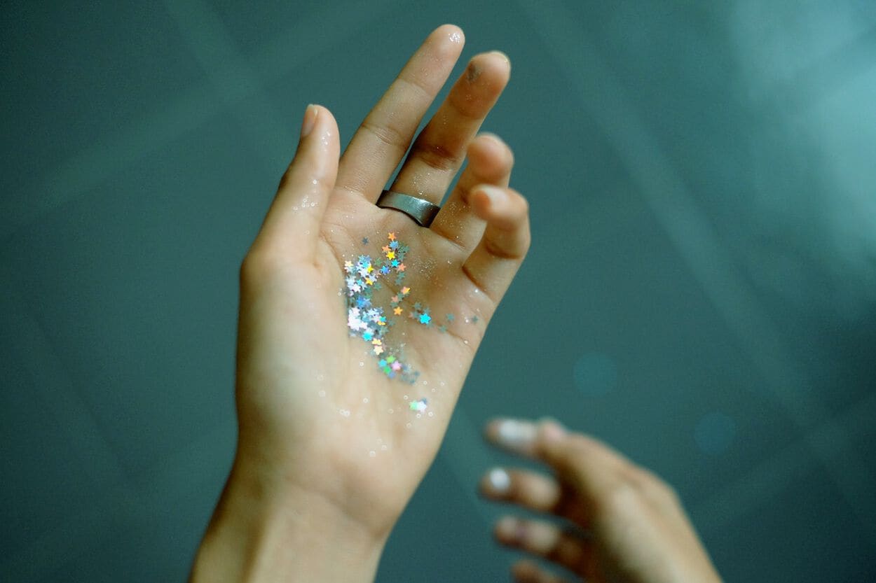 hand met glitters