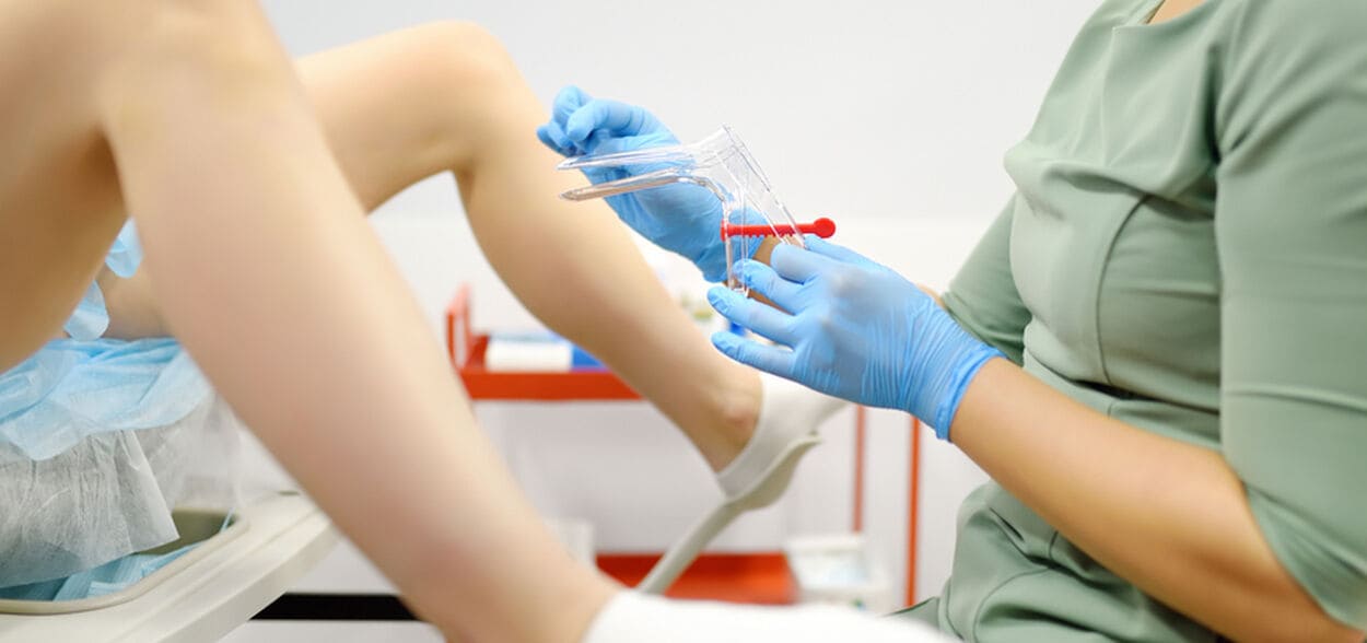 vrouw bij gynacoloog met eendenbek
