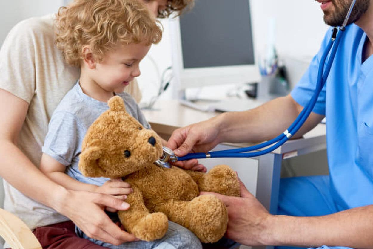 kind dat bij de dokter zit omdat het mazelen heeft