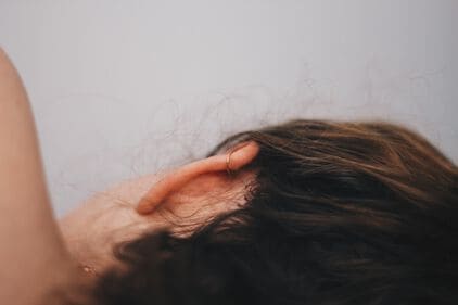Tinnitus (oorsuizen): oorzaken en behandeling