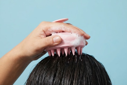 Waarom een scalp massager niet mag ontbreken in je routine
