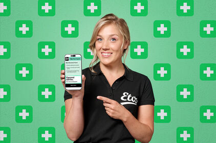 Vrouw met een telefoon met de gezondheid check
