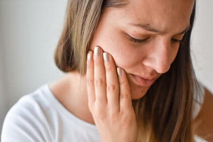 Aften: wat kan je doen bij pijnlijke plekjes in je mond? 