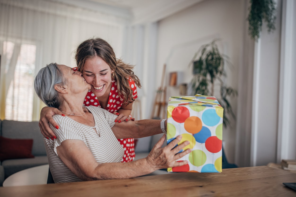 Oma krijgt cadeau van dochter