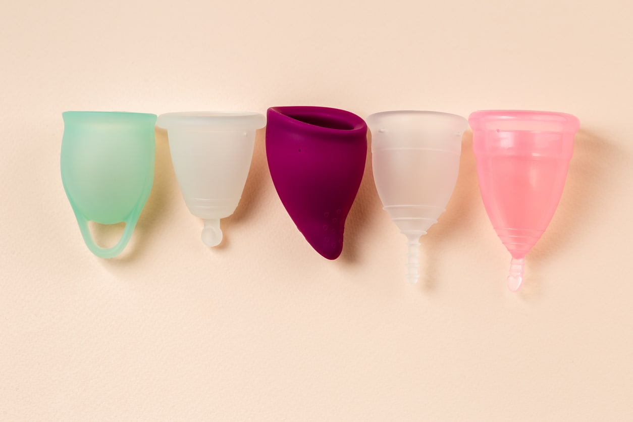 verschillende cups op een rij naast elkaar