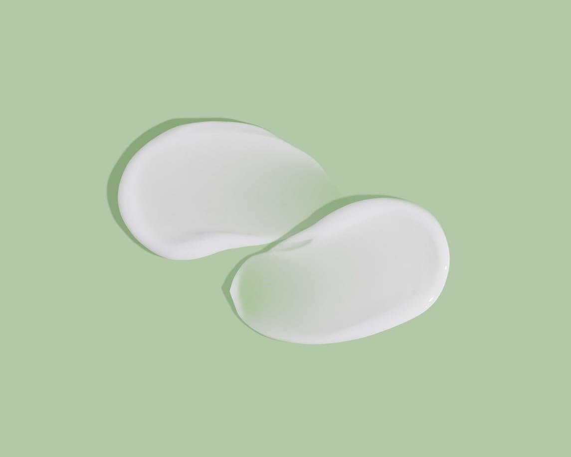 nachtcreme uitgesmeerd op een groene achtergrond