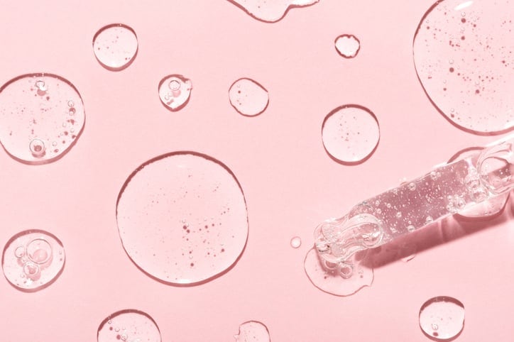Druppels met doorzichtig serum