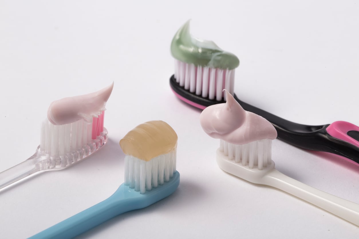 gezichstmasker omhoog gehouden met 2 handen