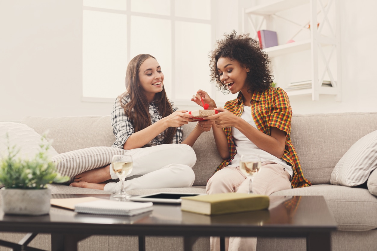 Twee vrouwen op de bank met een cadeau