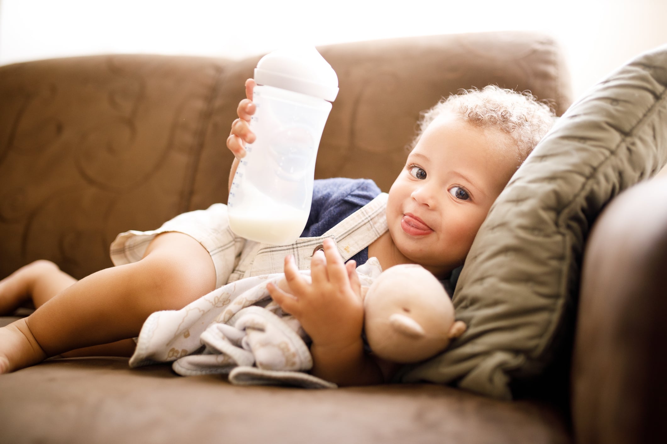 Baby van 8 maanden drinkt flesvoeding