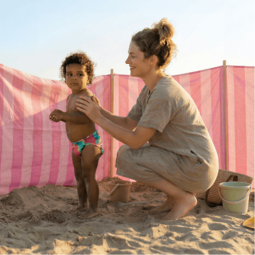 Kind en vrouw op het strand